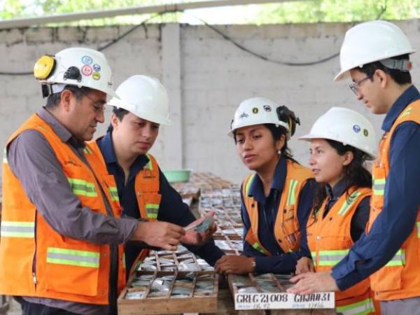 Dos proyectos mineros firman contratos de inversión en Ecuador
