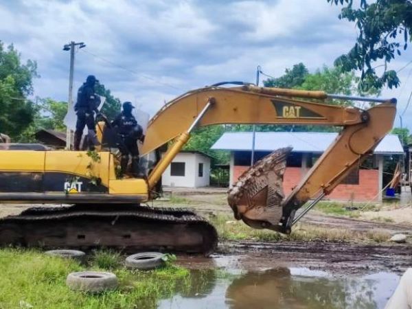 Decomisan maquinarias utilizadas para extraer oro en Napo, tras video que denunció minería ilegal